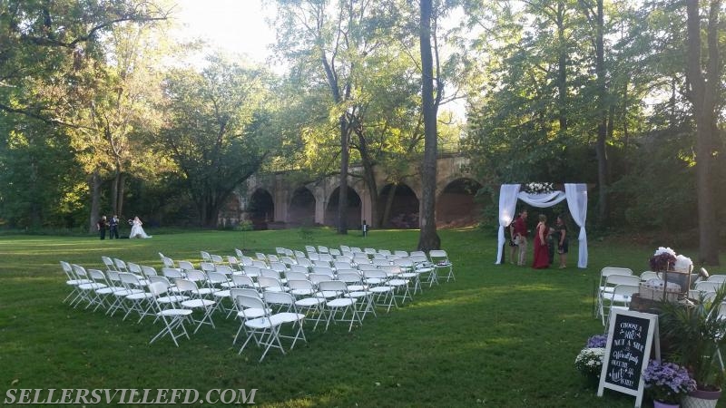 September Wedding in Poppa Joe's Grove. Both the Bride and Groom taking advantage of the Picture Perfect scenery in the distance.